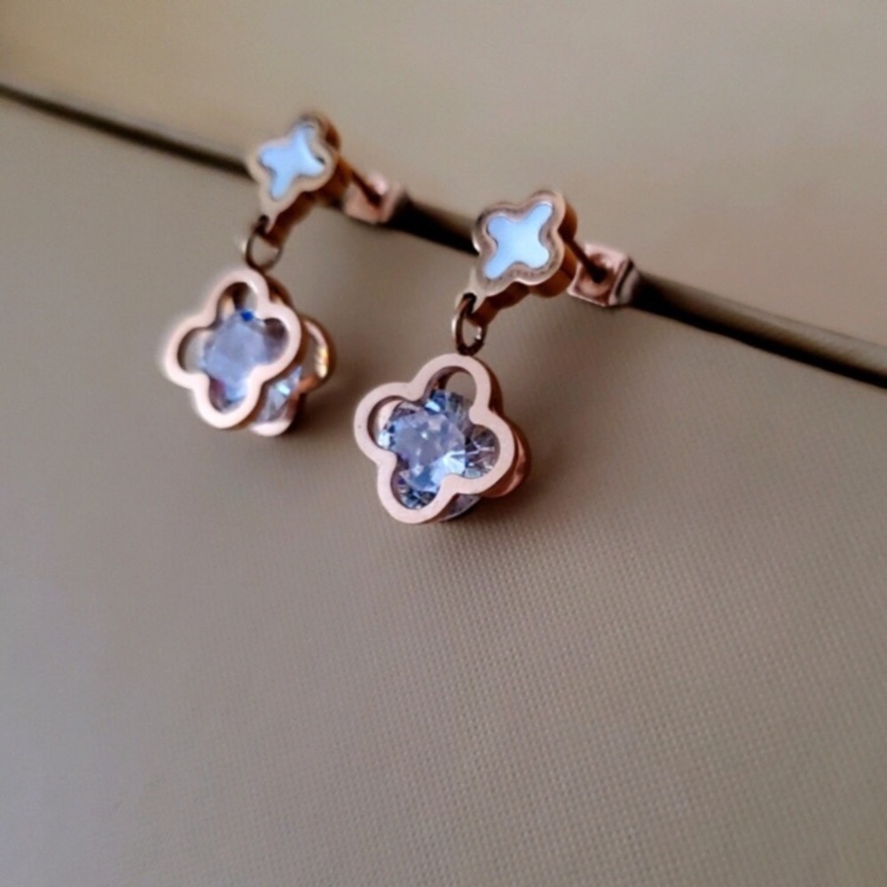 Rose gold dangle earrings - Picture 1 of 2